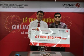 Khách hàng trúng 64 tỷ đồng xổ số kiểu Mỹ đeo mặt nạ nhận giải