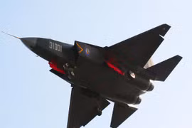 Phi công Su-35 Nga nói J-31 Trung Quốc mới chỉ “tốt nước sơn...“