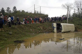 "Chết hụt", hàng chục người ngồi bên vệ đường đợi hoàn hồn 