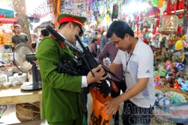 Thu giữ hàng trăm khẩu súng đồ chơi nguy hiểm tại khu vực chùa Hương