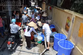 Hàng trăm người vây quanh xe stec nước giữa trưa nắng 40 độ C