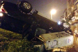 Mưa đêm, xe ô tô húc đổ cột điện rồi “phơi bụng” lên trời