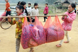 Những người “xua” đi giá lạnh cho học sinh nghèo Trung Sơn