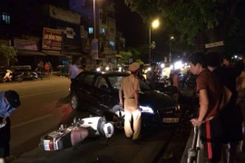 “Xế hộp” đâm liên hoàn vào 4 xe máy trên đường Lê Duẩn