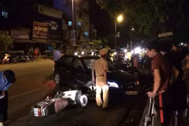 “Xế hộp” đâm liên hoàn vào 4 xe máy trên đường Lê Duẩn