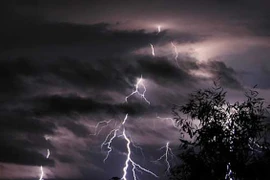 Một người đàn ông bị sét đánh chết khi đang nằm ngủ trên giường