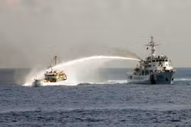 Tàu chiến Trung Quốc phát sóng âm tần, uy hiếp tàu Việt Nam