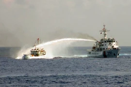 Tàu chiến Trung Quốc phát sóng âm tần, uy hiếp tàu Việt Nam