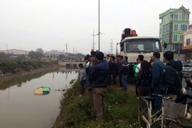 4 người thoát chết trong chiếc xe taxi lao xuống mương nước