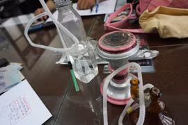 Giấu ma túy trong người, giả vờ bị “đao” khi gặp Công an