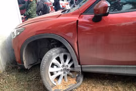 Xe sang “hôn” trụ bê-tông,1 người bị thương