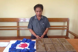 Vận chuyển 8 bánh heroin, chống trả quyết liệt tổ công tác