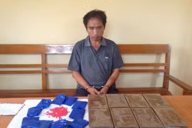 Vận chuyển 8 bánh heroin, chống trả quyết liệt tổ công tác