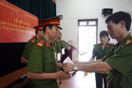 Bế giảng lớp Trung cấp tại chức 8- Cảnh sát PC&CC Hà Nội