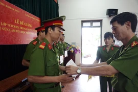 Bế giảng lớp Trung cấp tại chức 8- Cảnh sát PC&CC Hà Nội