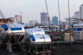 Hàng nghìn “quả bom” nước "đè bẹp" chung cư cũ