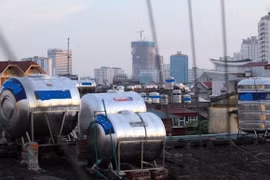 Hàng nghìn “quả bom” nước "đè bẹp" chung cư cũ