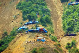 Chở thuốc nổ bằng ôtô, đánh rơi 3 thùng lúc nào không biết