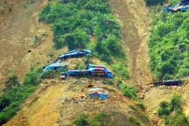 Chở thuốc nổ bằng ôtô, đánh rơi 3 thùng lúc nào không biết