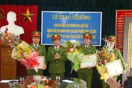 Khen thưởng đơn vị khám phá nhanh vụ án giết người tại nhà nghỉ Thành Công