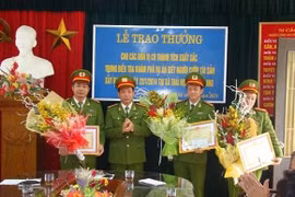 Khen thưởng đơn vị khám phá nhanh vụ án giết người tại nhà nghỉ Thành Công