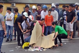 Xe khách mất lái đâm liên hoàn đè chết 1 người tại chỗ