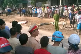 Một người bị đứt lìa đầu khỏi cổ do đâm vào đuôi xe tải chở gỗ