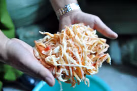 Choáng với mực xé nhỏ: đốt khét lẹt, kéo co giãn như cao su 