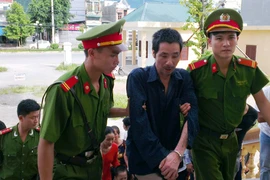 Hai vợ chồng già mượn xe ô tô của con đi buôn ma túy