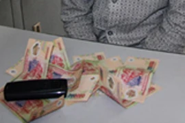 Nhờ người bán hoa quả cảnh giác cao, bắt gọn đối tượng "tiêu" tiền giả