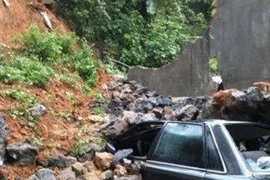 Tường kè đá hộc đổ, đè chết 2 bố con