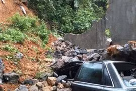 Tường kè đá hộc đổ, đè chết 2 bố con