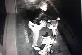 Xem tên trộm bình thản dắt xe đạp điện rồi tự ngã