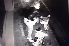 Xem tên trộm bình thản dắt xe đạp điện rồi tự ngã