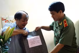 Giám đốc CATP Hà Nội thăm hỏi, tặng quà các đồng chí thương binh, thân nhân liệt sỹ là đồng bào Công giáo