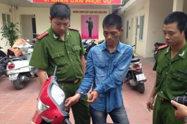 Cận mặt tên trộm dùng vam phá khóa xe máy