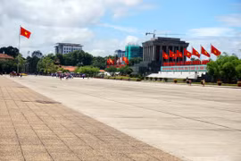 Hàng nghìn người xếp hàng vào Lăng viếng Bác trong ngày Quốc khánh 2-9