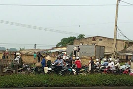 Điện phóng chết người đàn ông đứng trên nóc ô tô