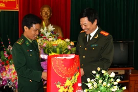 Thắm đượm tình đồng chí nơi biên cương