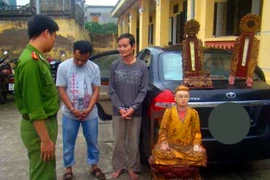 Tượng một nữ tướng bị hai tên trộm phá tan cửa miếu khiêng đi