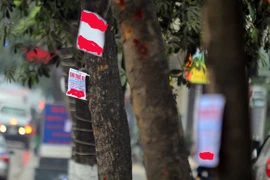 Tràn ngập rác lủng lẳng trên trời Thủ đô