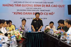 Trao giải cuộc thi viết "Những tấm gương bình dị mà cao quý"