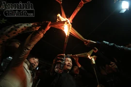 Lạ lùng tục "tiếp lửa", chạy thật lực về nhà cho may mắn đầu Xuân