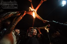 Lạ lùng tục "tiếp lửa", chạy thật lực về nhà cho may mắn đầu Xuân