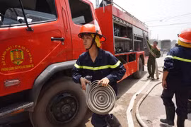 Kho cồn cháy lớn, nhà xưởng bị thiêu rụi