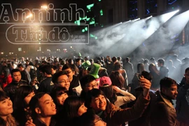 Phút giao thời vỡ òa trong bữa tiệc ánh sáng, âm thanh