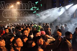 Phút giao thời vỡ òa trong bữa tiệc ánh sáng, âm thanh