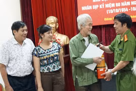 8 hộ dân được nhận tiền hỗ trợ và thiết bị PCCC 