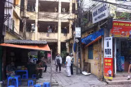 Một phụ nữ nhảy từ tầng 3 xuống đất, nghi tự tử