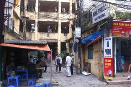 Một phụ nữ nhảy từ tầng 3 xuống đất, nghi tự tử